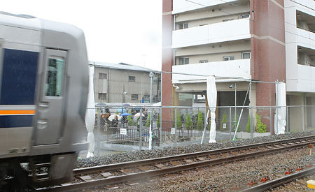事故現場を通過する福知山線の電車