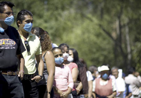 マスクで予防する市民（＠メキシコ） by ロイター