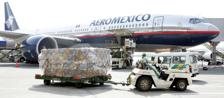 アエロメキシコ５７便に積み込まれる救援物資