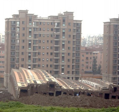 中国上海の倒壊したマンション