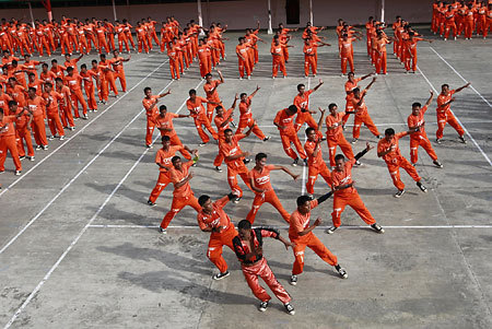 フィリピン・セブ島の刑務所の受刑者ダンス by 時事通信