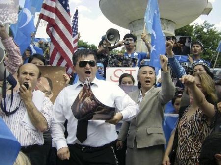 ラビヤ・カーディル氏を始めとした、世界ウイグル会議のメンバー：NYで抗議活動の様子