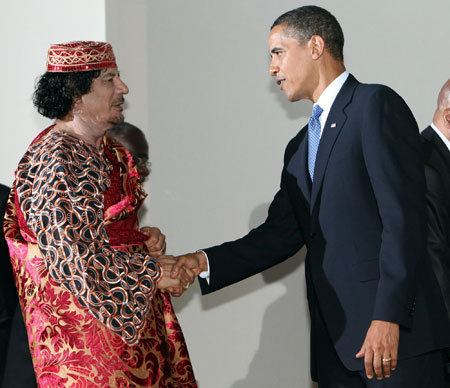握手を交わすオバマ米大統領とカダフィ大佐