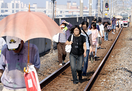 京葉線から下りて最寄駅まで徒歩で移動する乗客ら