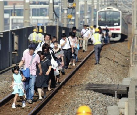 京葉線から下りて最寄駅まで徒歩で移動する乗客ら
