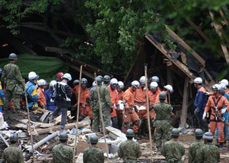 2008年6月14日…消防と自衛隊による救出活動