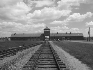 「死の門」・アウシュヴィッツ第二強制収容所（ビルケナウ）の鉄道引込線