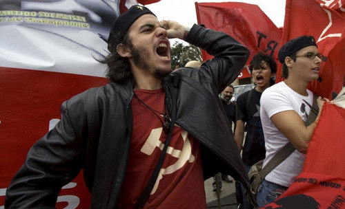 コスタリカの首都サンホセで抗議行動を行う人々byAFP