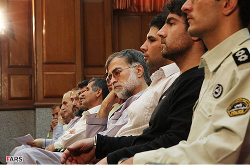 イラン・テヘランの革命裁判所に出廷した被告人たち