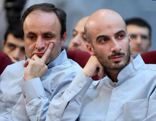 革命裁判所に出廷した在イラン英国大使館の職員、Hossein Rassam氏（左