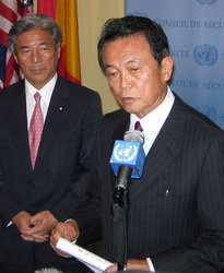 国連総会で演説後、記者会見に臨む麻生首相