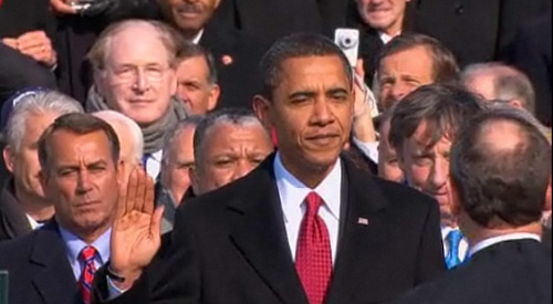 就任式で宣誓するオバマ新大統領