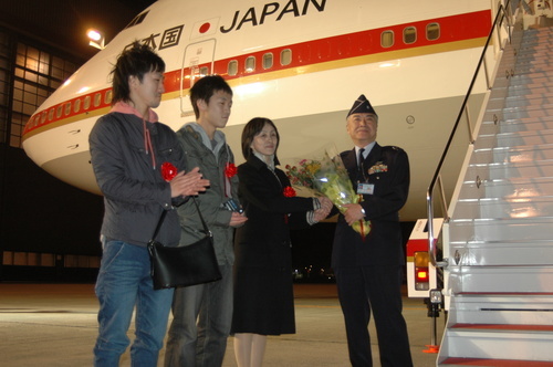 2009年4月4日、ラストフライトを終えた塙哲夫１佐 by 苫小牧民報社