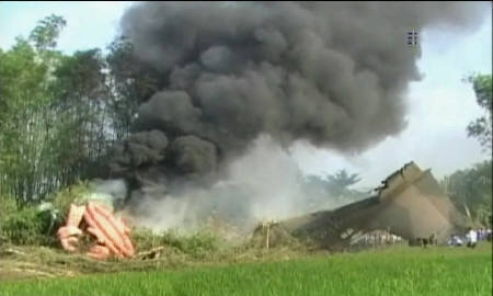 インドネシアの軍輸送機墜落事故の現場 by ロイター