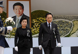 盧武鉉前大統領の国民葬に参列の李明博韓国大統領と夫人 by AFP