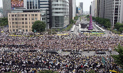 盧武鉉前大統領の国民葬に参列の市民 by AFP