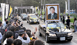 盧武鉉前大統領の葬列 by ロイター