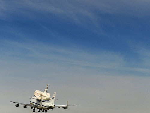 エドワーズ空軍基地を飛び立つ「アトランティス」と輸送ジェット機 by AFP