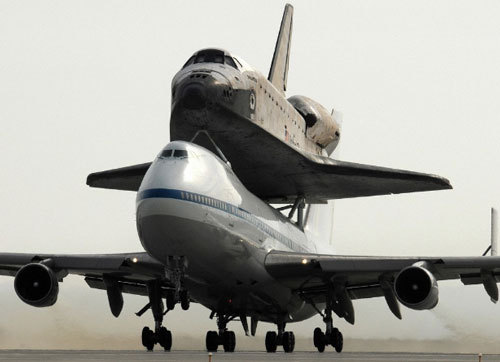 エドワーズ空軍基地を飛び立つ「アトランティス」と輸送ジェット機 by AFP