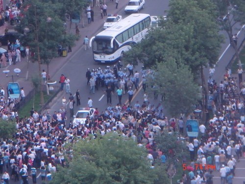 新疆ウイグル自治区での抗議デモの様子
