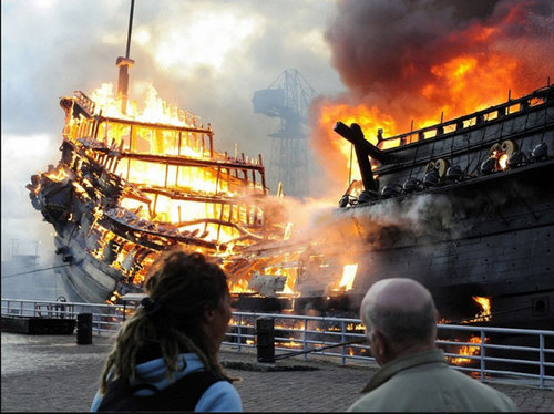 木造帆船プリンス・ウィレム号の復元船が火災