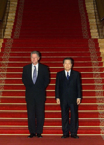 1998年11月21日、韓国ソウルの青瓦台（大統領官邸）で