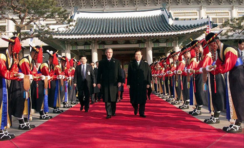2002年2月20日、韓国ソウルの青瓦台（大統領官邸）で