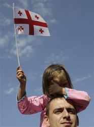 グルジアの国旗を持つ少女