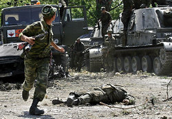グルジア兵の遺体のそばを走り抜けるロシア兵