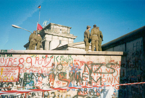 崩壊以前のベルリンの壁 by Wikipedia