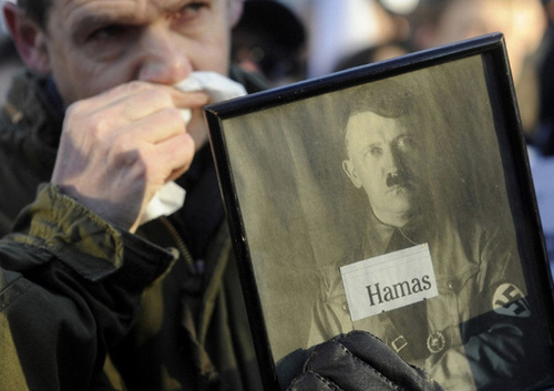 ドイツの首都ベルリンで、ナチスドイツの独裁者アドルフ・ヒトラーをイスラム原理主義組織ハマスにたとえて抗議するイスラエル支持者の男性