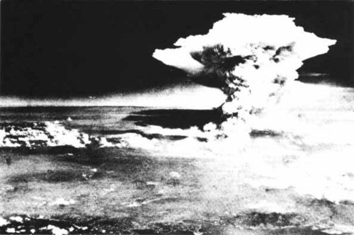 広島原爆投下によるきのこ雲