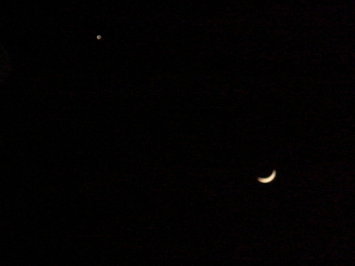夜空に浮かぶ三日月と金星