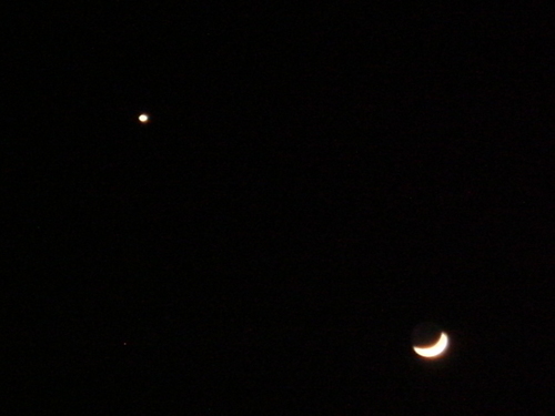 夜空に浮かぶ三日月と金星