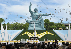 平和祈念像前での式典風景