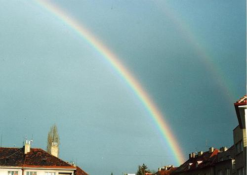 空に掛かる虹by Wikipedia