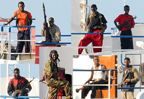 武装しているソマリア海賊たち by アメリカ海軍