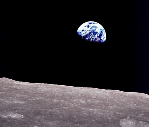 アポロ8号から撮影した月面に昇る地球（1968年12月24日撮影）