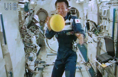 オーバーヘッドキックに挑戦の若田さん by 宇宙航空研究開発機構（JAXA）提供