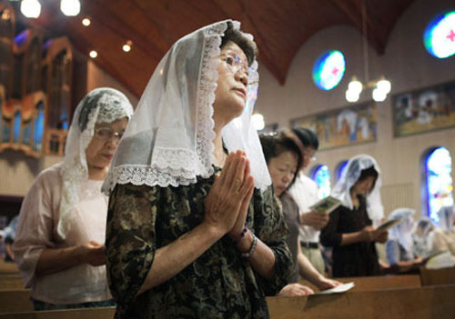 浦上天主堂で祈りを捧げる人たち