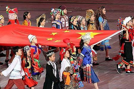 中国の５６民族を代表する民族衣装に身を包んだ漢民族の子供たち