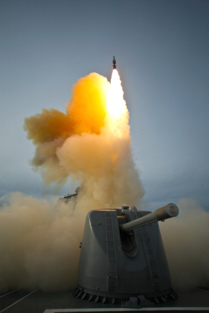 イージス艦「ちょうかい」から発射されるＳＭ３＝防衛省提供